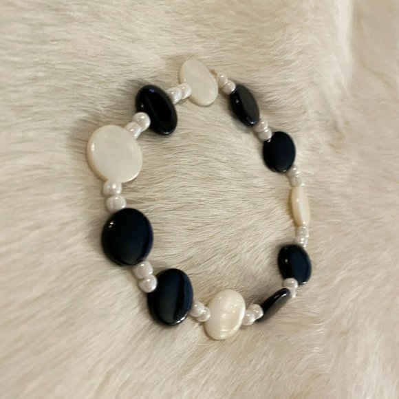 BLack White Mother of Pearl Bead Bracelet Stretch Painted 6652 - Picture 9 of 9